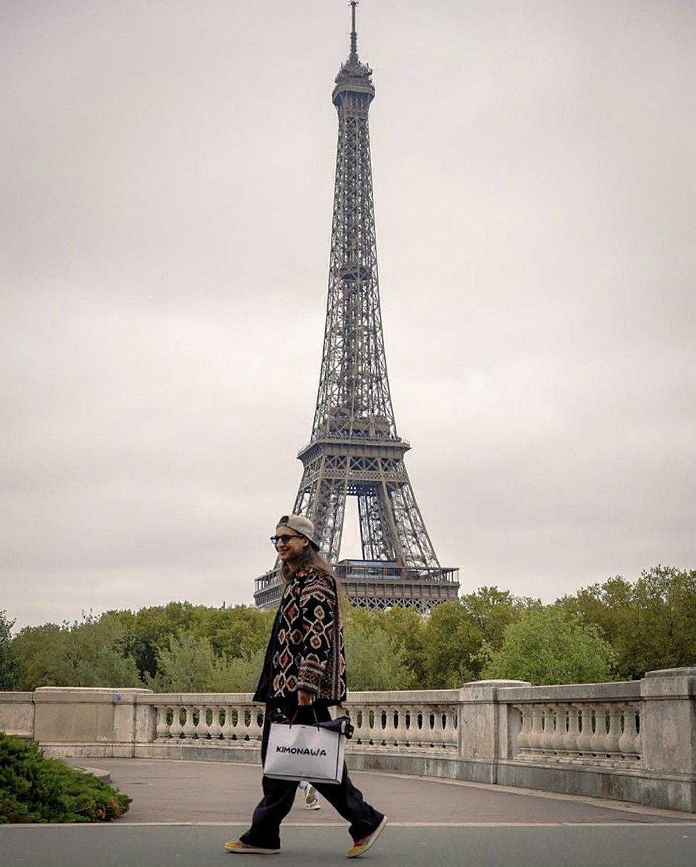 La veste Signature en mouvement devant la tour Eiffel